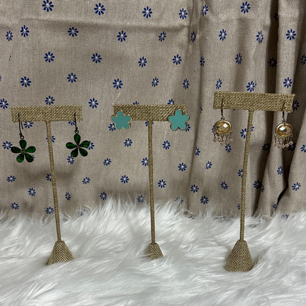 Elegant Gold and Green Earring Stand